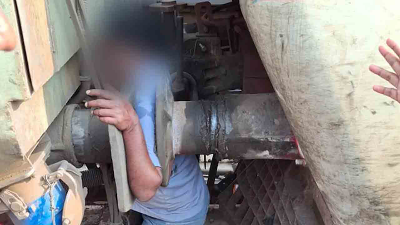 Railway Worker | రైలు కోచ్‌ల మధ్య నలిగి కార్మికుడి మృతి