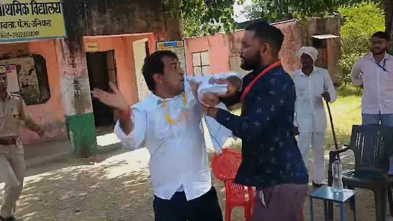 Watch: పోలింగ్‌ అధికారి చెంపపై కొట్టిన స్వతంత్ర అభ్యర్థి.. వీడియో వైరల్‌