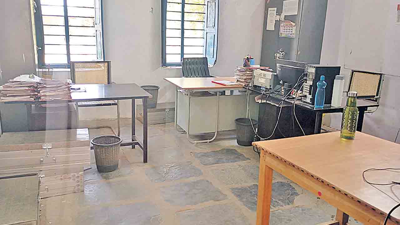 సమయానికి రారు.. పనులు చేయరు..