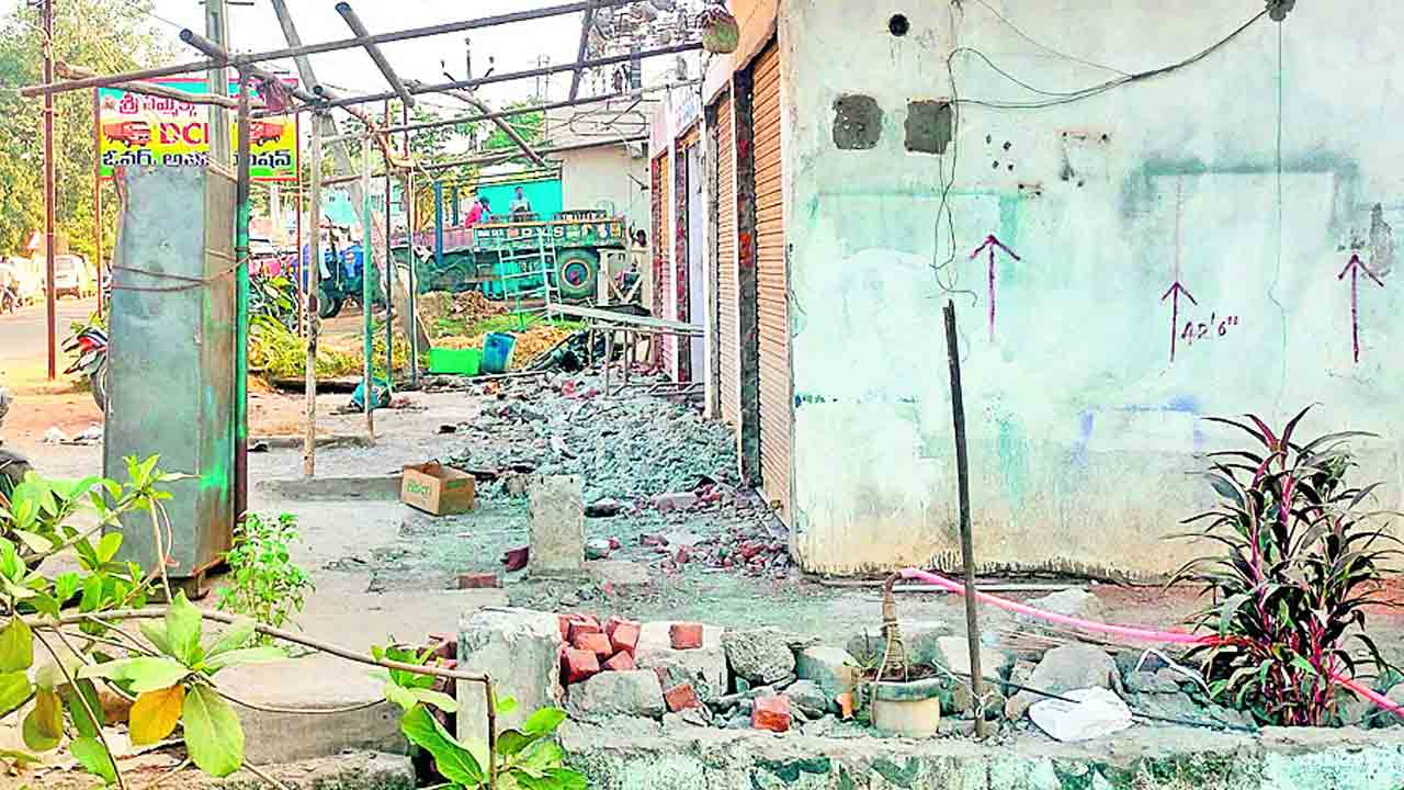 రోడ్డు విస్తరణలో నిబంధనలకు పాతర