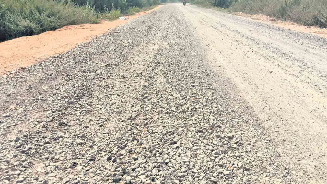 కంకర వేశారు.. రోడ్డు నిర్మాణం మరిచారు