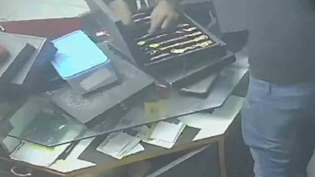Robbers Loot Jewellery Shop | గన్స్‌తో బెదిరించి జ్యుయలరీ షాపులో దోపిడీ.. వీడియో   వైరల్‌