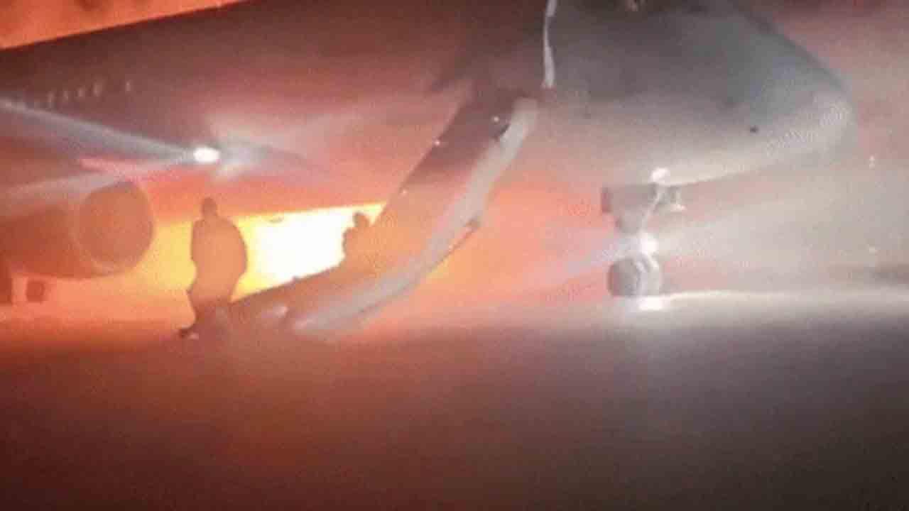 Russian plane catches fire | రష్యా విమానంలో మంటలు.. ప్రయాణికులు, సిబ్బందికి   తప్పిన ముప్పు