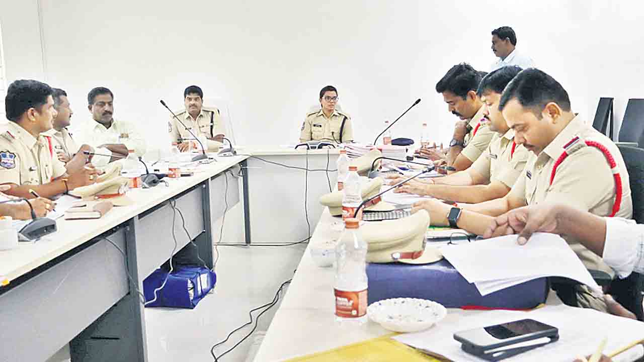 కేసులను త్వరగా పరిష్కరించాలి