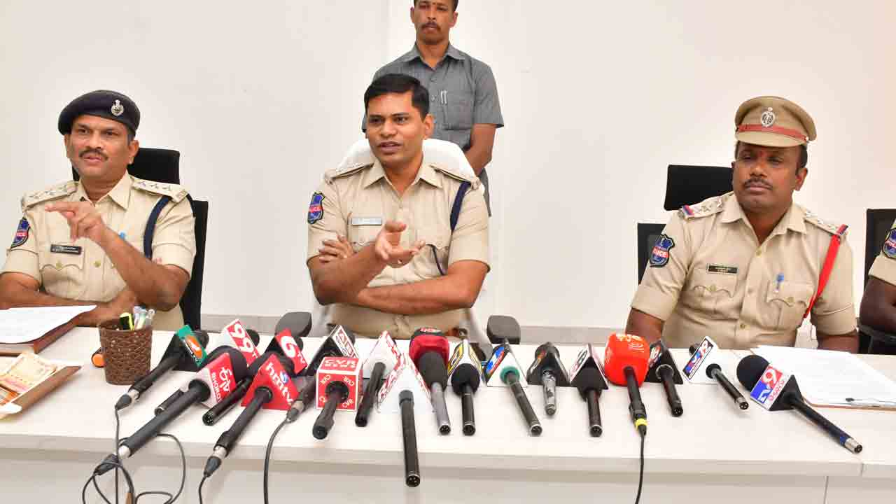 చోరీ కేసుల్లో నిందితుల అరెస్టు