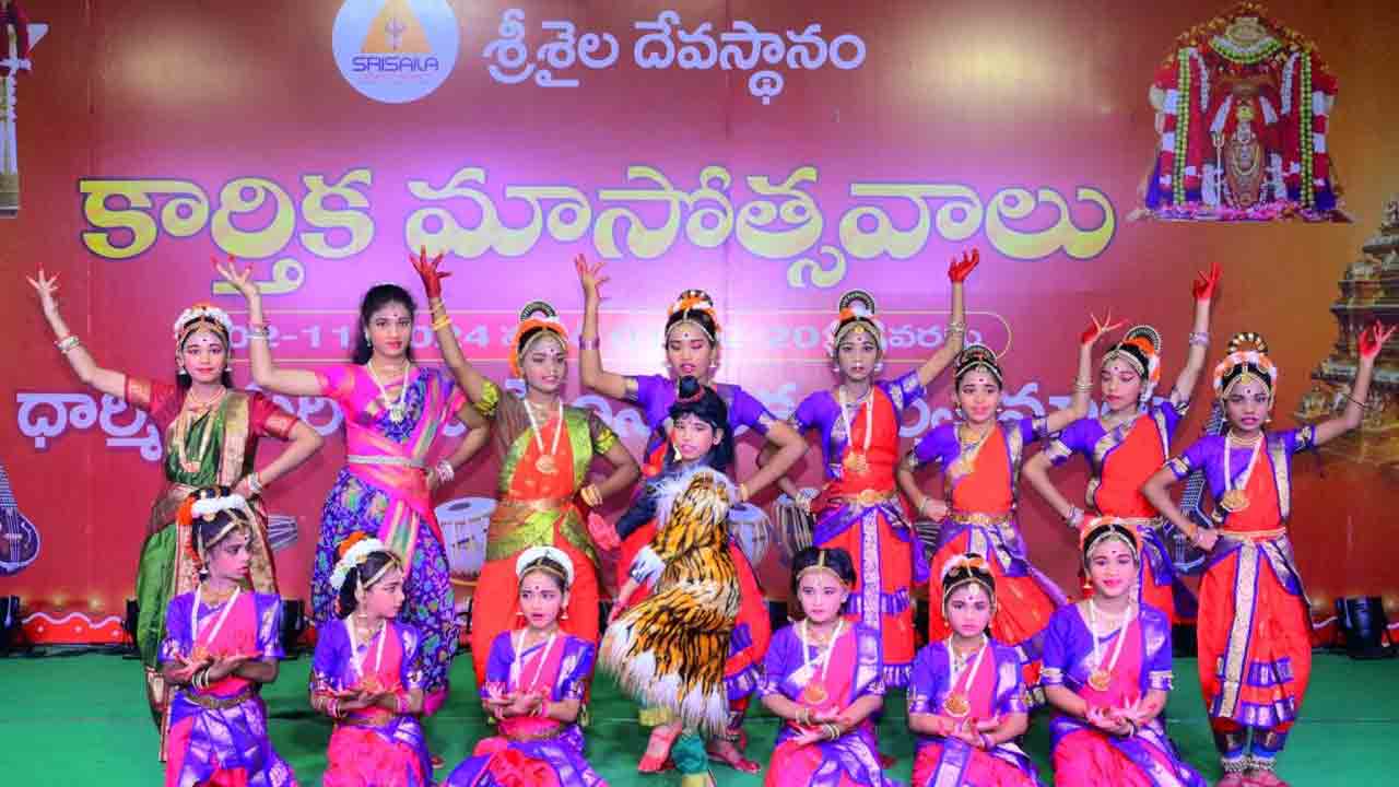 Srisailam | శ్రీశైలంలో విశాఖ వాసి సునీత బృందం నృత్య ప్రదర్శన