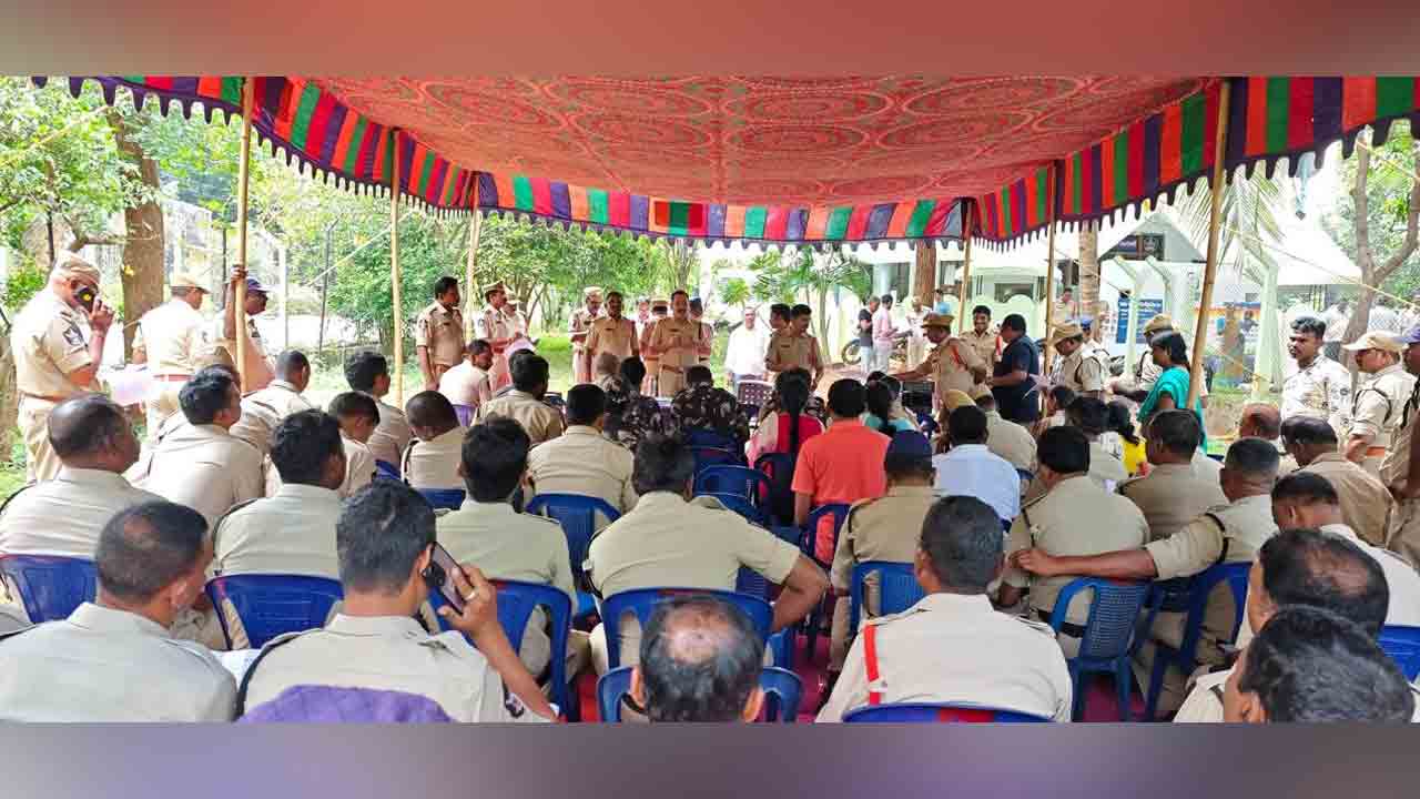 Srisailam | శ్రీశైల యాత్రికులతో స్నేహపూర్వకంగా మెలగాలి.. ఆత్మ‌కూరు డీఎస్పీ రామాంజీ నాయక్