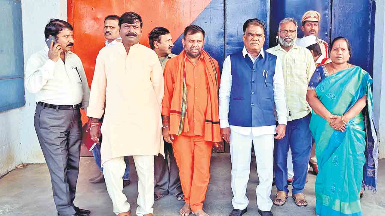 అమాయకులను జైలులో పెట్టారు