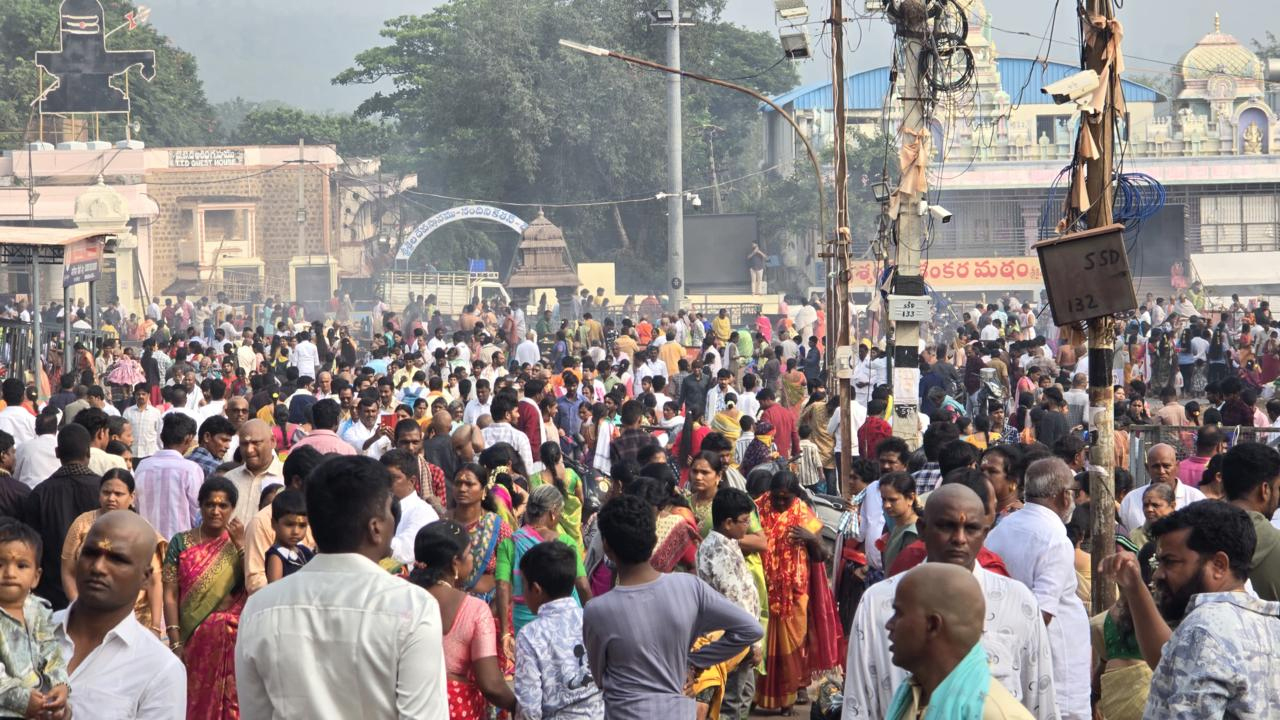 Srisailam Temple | శ్రీశైల మల్లన్న ఆలయానికి కార్తీక శోభ.. ఆది దంపతుల దర్శనం కోసం తరలివచ్చిన భక్తజనం