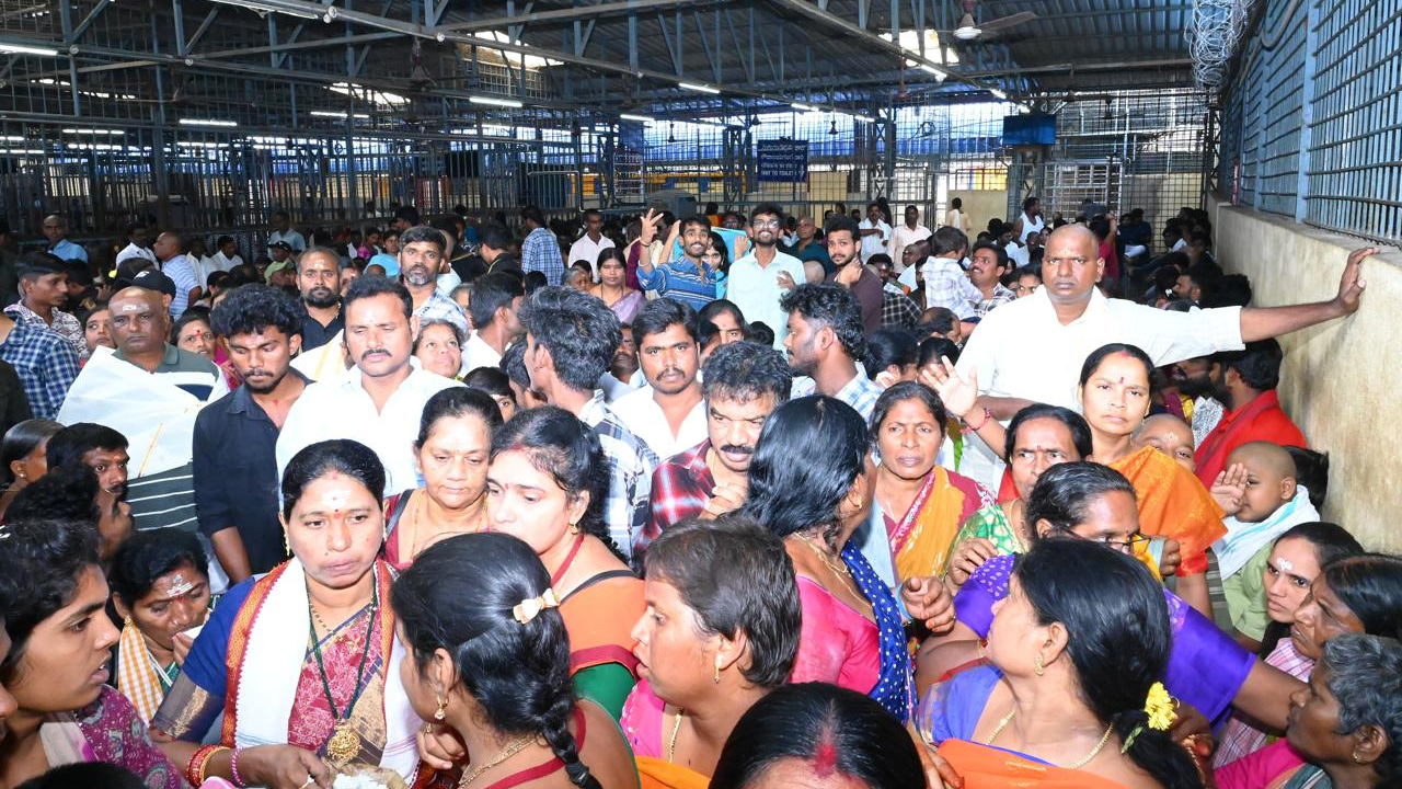 Srisailam | కిక్కిరిసిన శ్రీశైల క్షేత్రం.. భ్రమరాంబ మల్లికార్జునస్వామి దర్శనానికి పోటెత్తిన భక్తజనం..