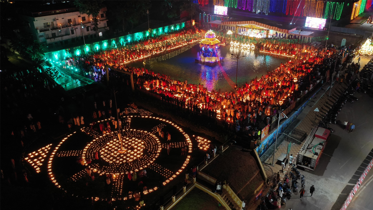 Srisailam | శివనామస్మరణతో మార్మోగిన శ్రీగిరులు.. కనులపండువగా హారతి..