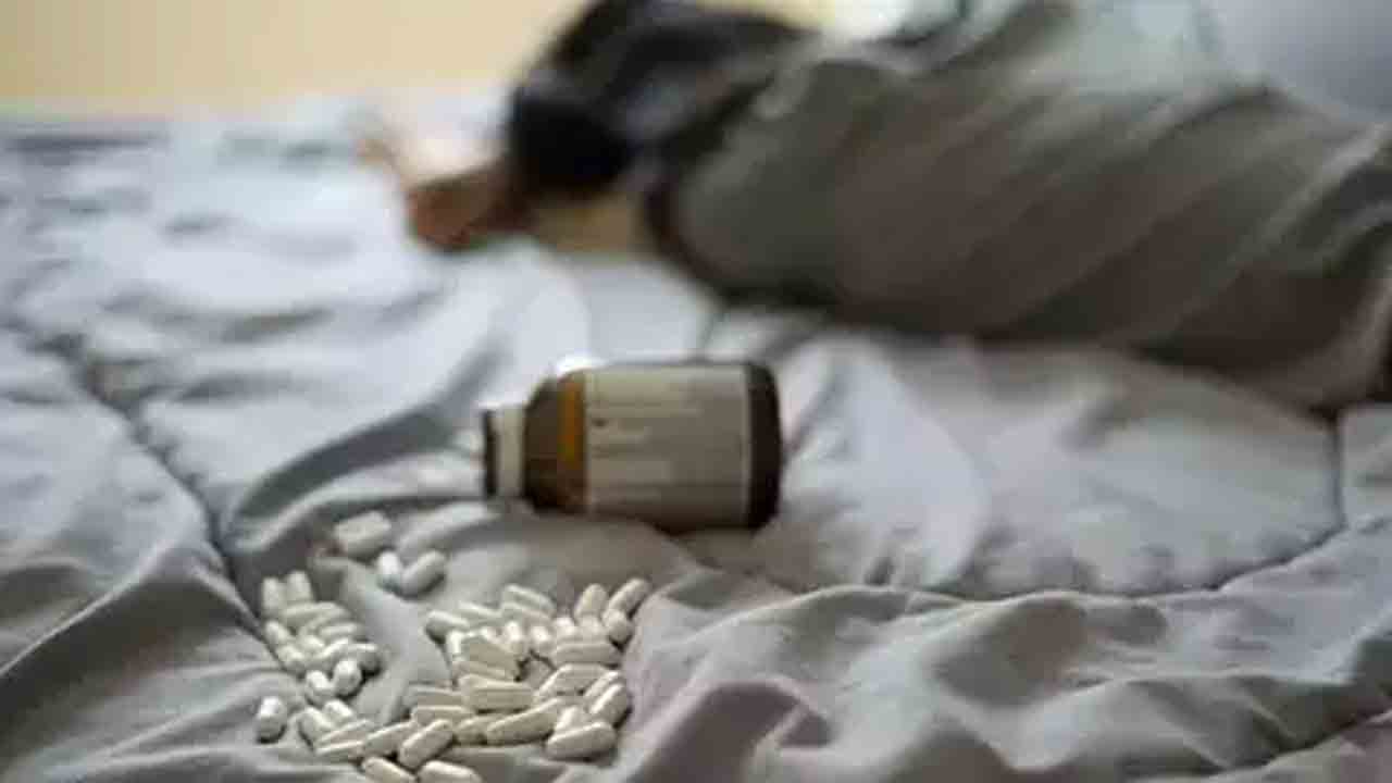 Suicide Attempt | వార్డెన్‌ దుర్భాషలాడినందుకు ఇద్దరు విద్యార్థినులు ఆత్మహత్యాయత్నం