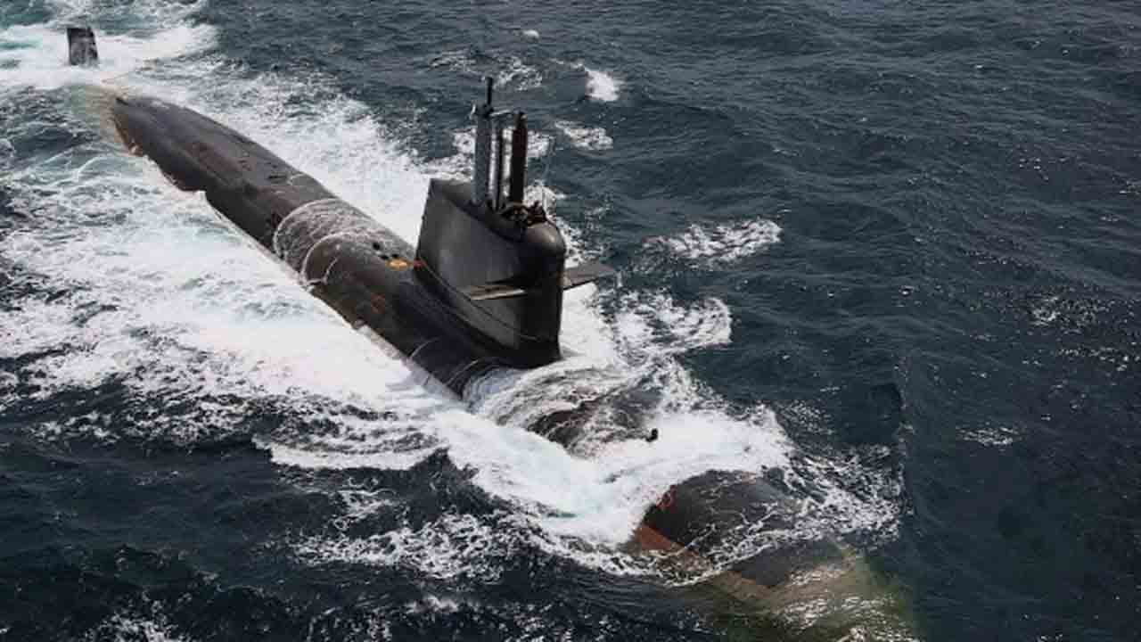 Submarine Collides With Boat | ఫిషింగ్ బోట్ను ఢీకొట్టిన సబ్మెరైన్.. తర్వాత ఏం జరిగిందంటే?