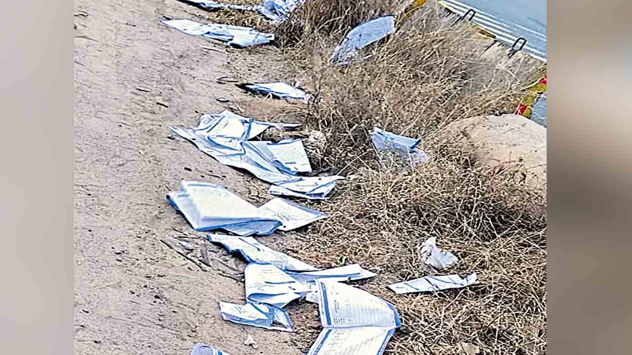 Samagra Kutumba Survey | కుటుంబ సర్వే పత్రాలు నడిరోడ్డుపాలు