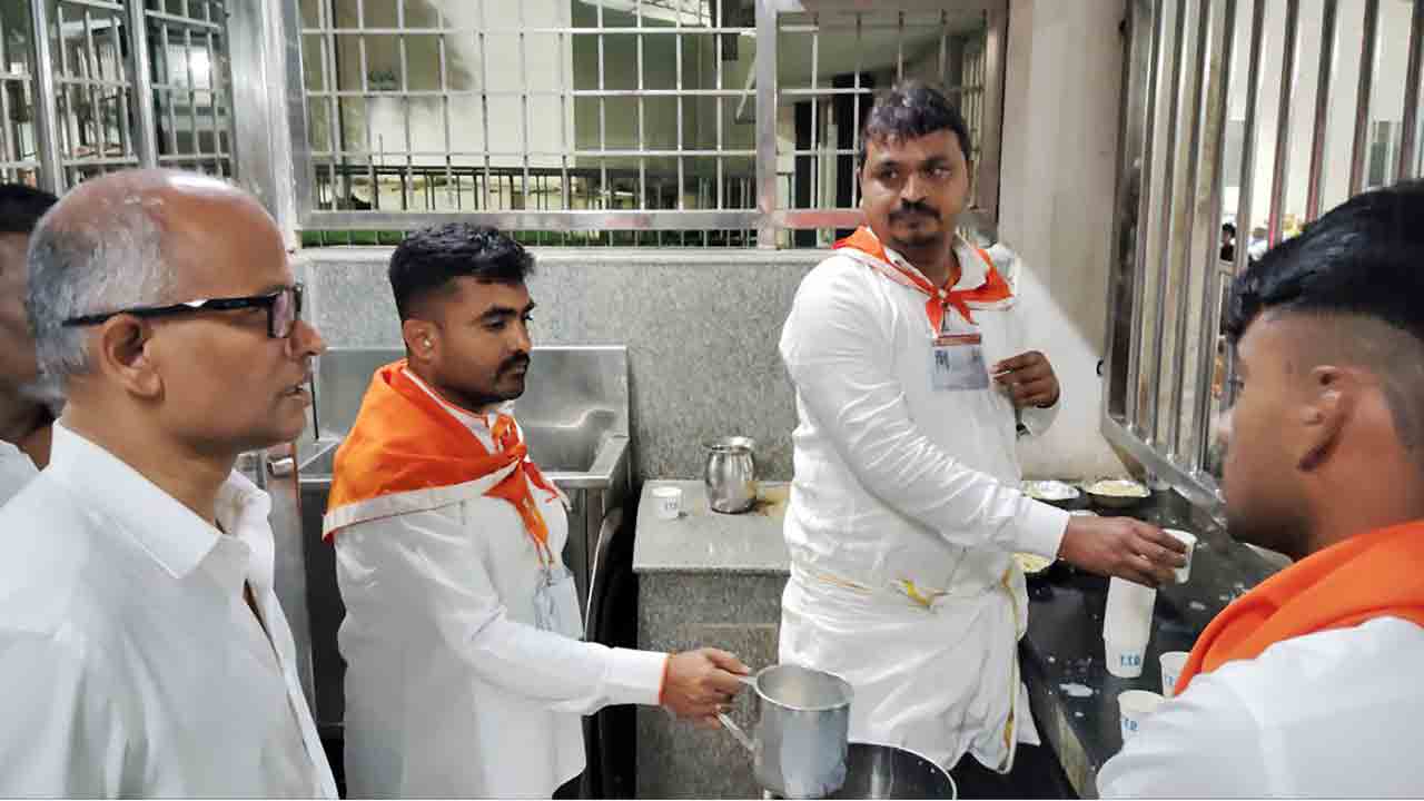 Tirumala | తిరుమలలో భక్తులకు వేడి పాలు అందించాలి : టీటీడీ అడిషనల్ ఈవో