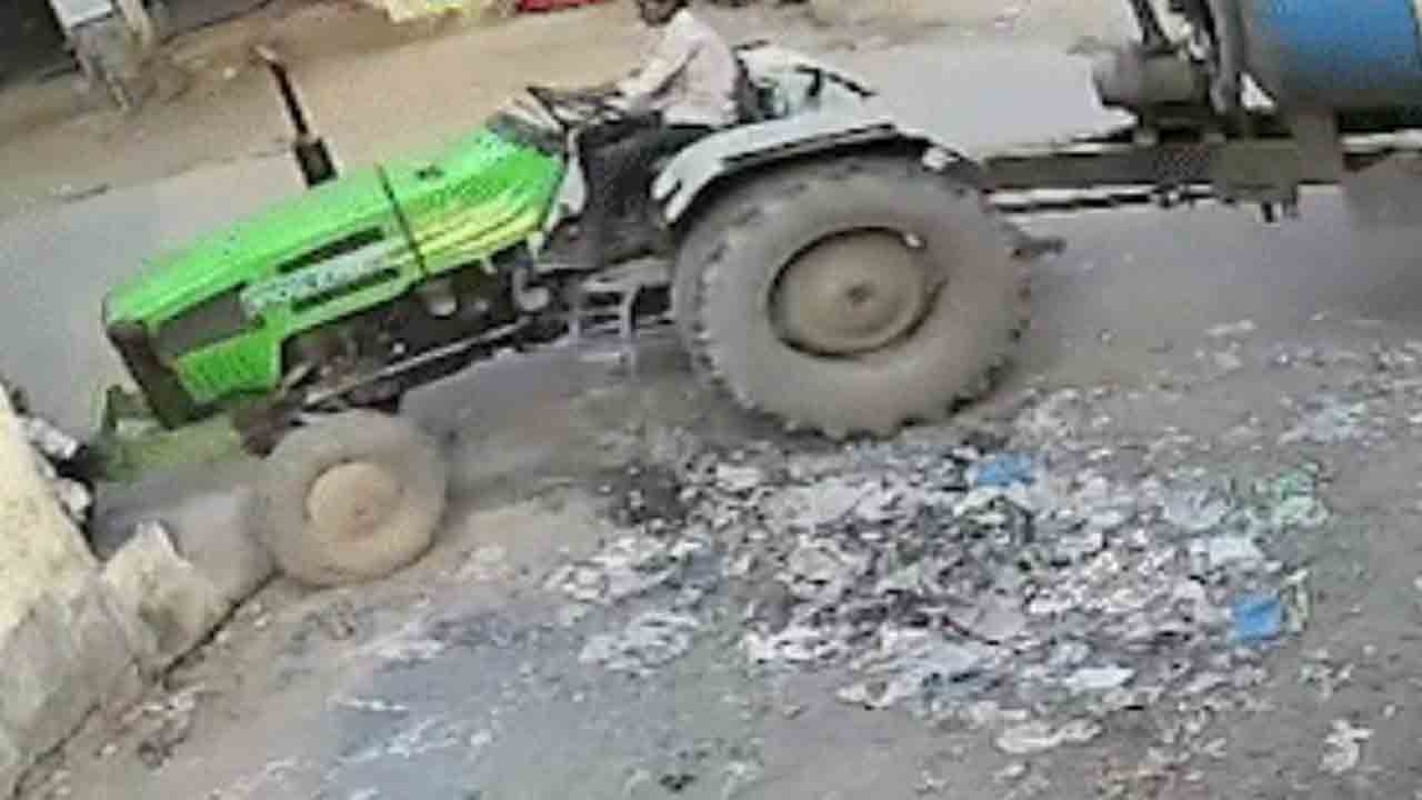 Watch: షాపు బయట కూర్చొన్న తండ్రి, కొడుకు.. వారిపైకి దూసుకెళ్లిన ట్రాక్టర్‌, వీడియో వైరల్‌