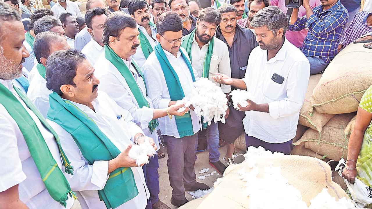 బీఆర్‌ఎస్‌ నాయకుల ఎదుట దూది రైతుల కంటతడి