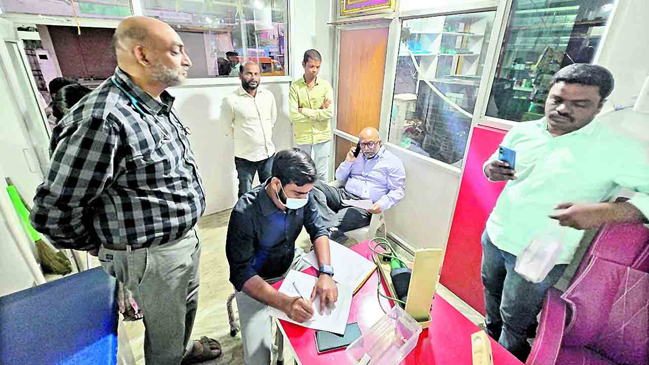 చదివింది డిగ్రీ.. చేసేది వైద్యం