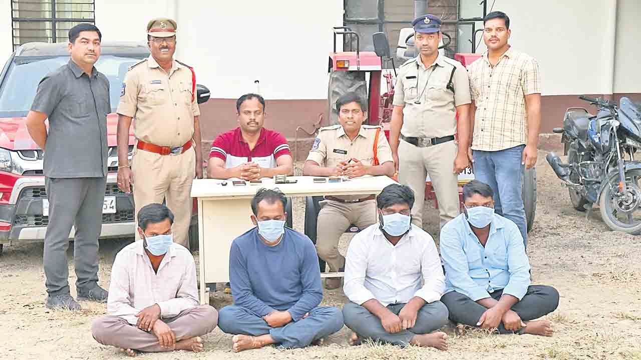 ట్రాక్టర్‌ చోరీ కేసులో నిందితుల రిమాండ్‌