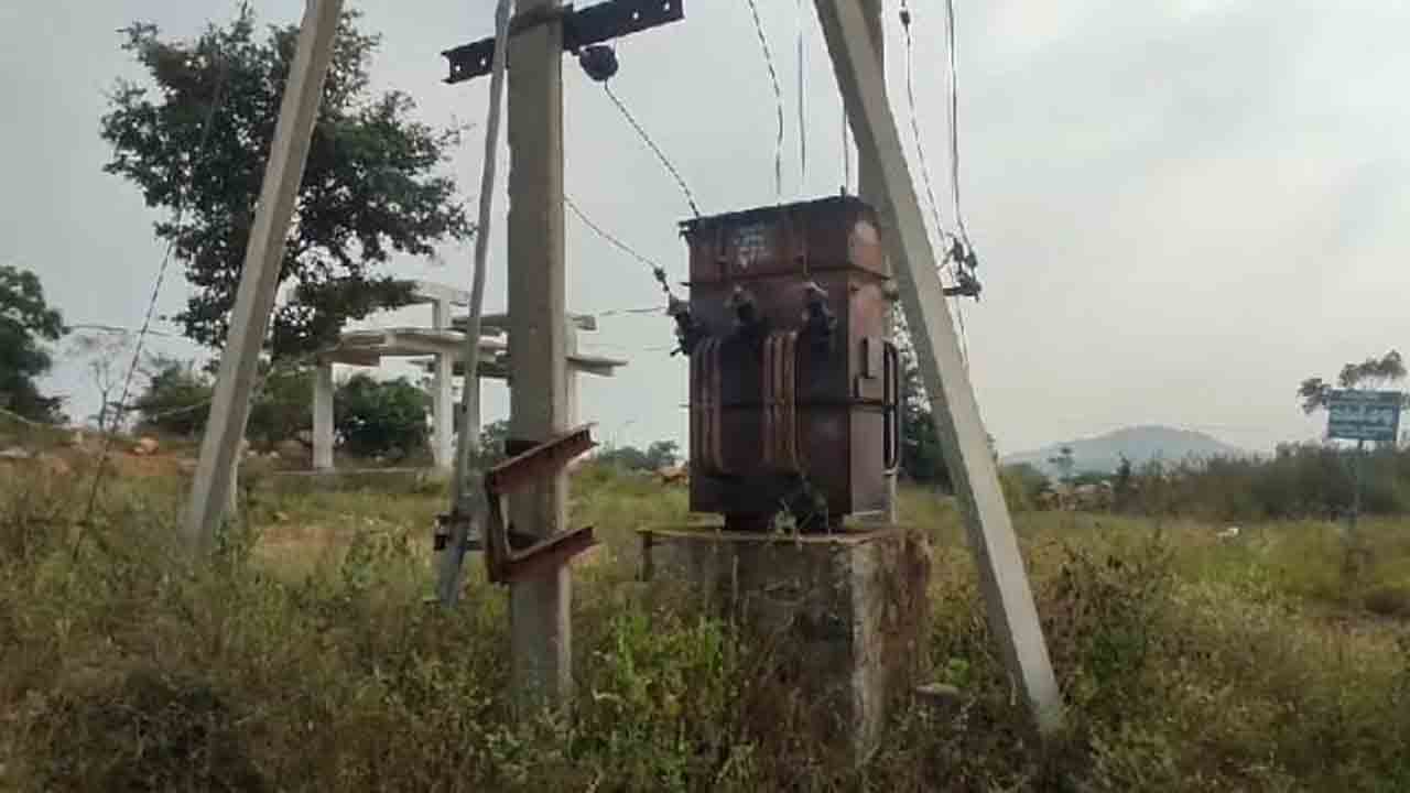 ట్రాన్స్‌ఫార్మర్‌ ఆఫ్‌ చేసి.. ఏబీ స్విచ్‌కు తాళం వేసిన రైతు