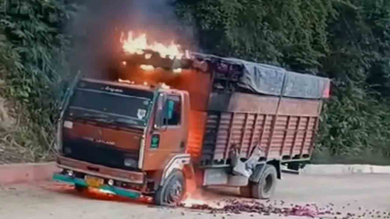 Trucks Set On Fire | మణిపూర్‌లో ఆగని హింస.. నిత్యవసర సరుకుల వాహనాలకు నిప్పు