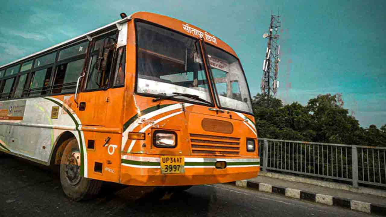 Man Falls To Death From Bus | పాన్‌ ఉమ్మేందుకు వ్యక్తి యత్నం.. కదులుతున్న బస్సు   నుంచి కింద పడి మృతి