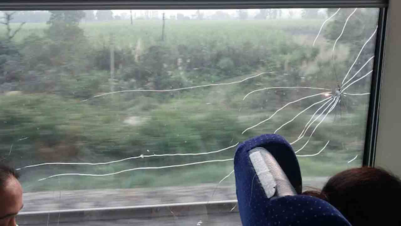 Vande Bharat | లక్నో వెళ్తున్న వందే భారత్‌ రైలుపై రాళ్ల దాడి.. యువకుడు అరెస్ట్‌