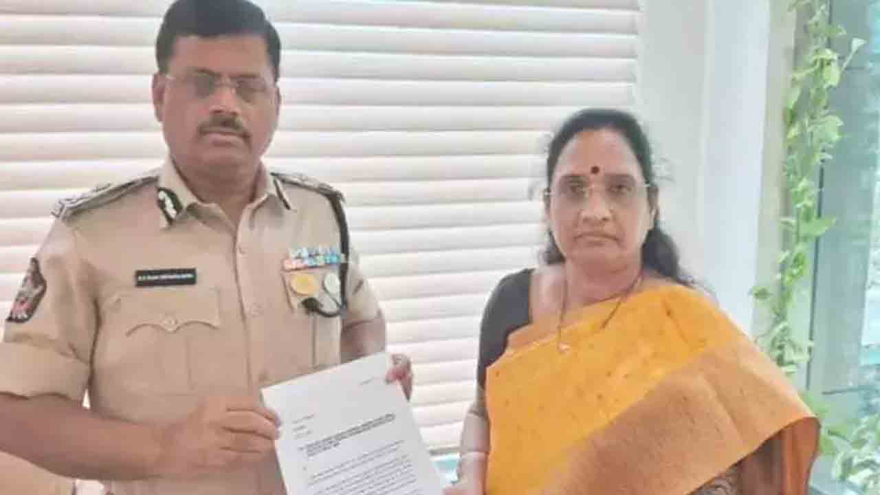 Vasireddy Padma | వైసీపీ మాజీ ఎంపీపై చర్యలు తీసుకోవాలని పోలీస్‌ కమిషనర్‌కు వాసిరెడ్డి పద్మ ఫిర్యాదు
