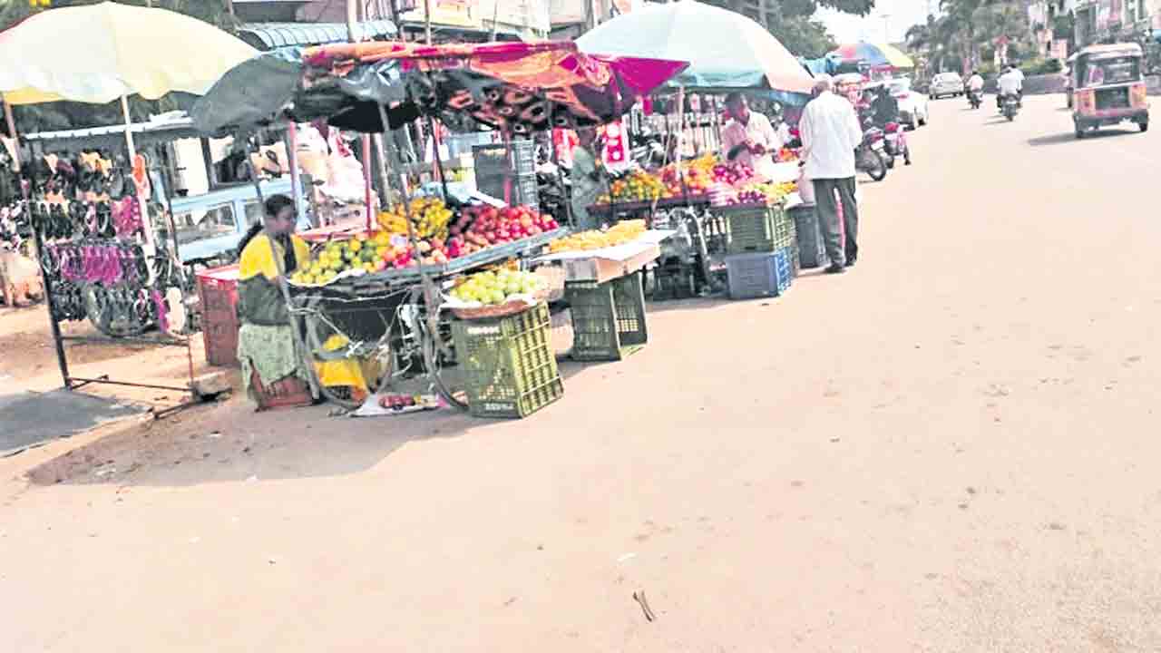 రోడ్లపైనే అమ్మకాలు