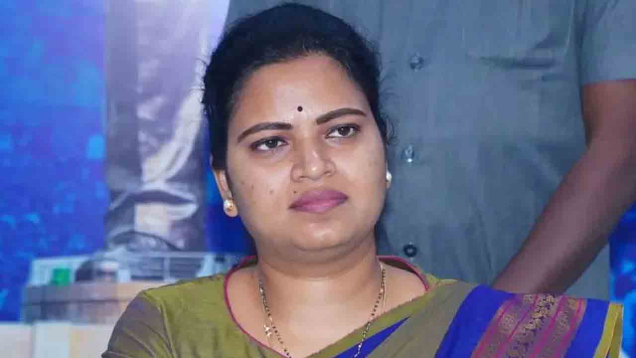 Vidadala Rajini | ఎన్నికల హామీల అమలు గురించి ప్రశ్నిస్తే కేసులా ? : మాజీ మంత్రి విడదల రజిని