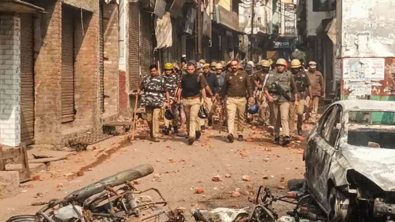 Sambhal violence | సంభాల్ హింసాకాండపై.. ఎస్పీ ఎంపీ, ఎమ్మెల్యే కుమారుడితో సహా   వందలాది మందిపై కేసు