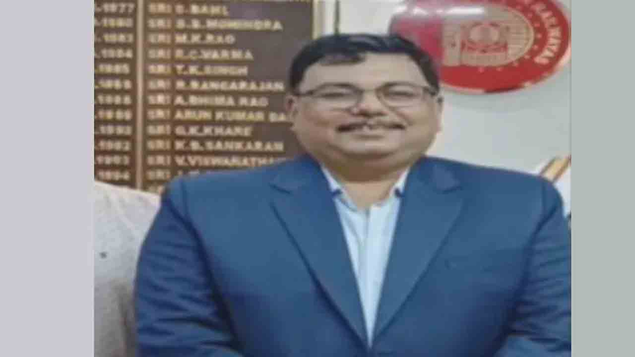 DRM Bribe | లంచం తీసుకుంటూ సీబీఐకి పట్టుబడ్డ వాల్తేరు డీఆర్‌ఎం