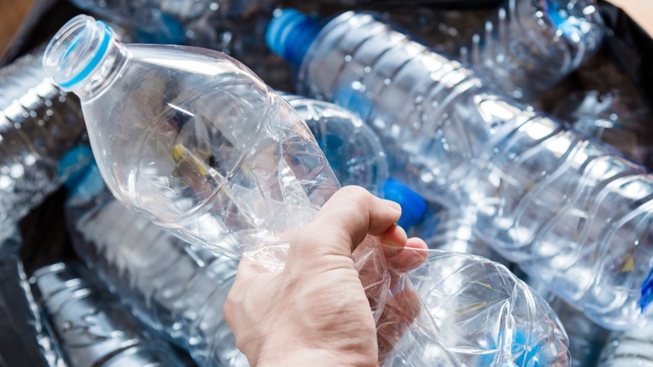 Research | ప్లాస్టిక్‌ వాటర్‌ బాటిల్స్‌ టాయిలెట్‌ కుండీల కంటే అశుద్ధమట..!