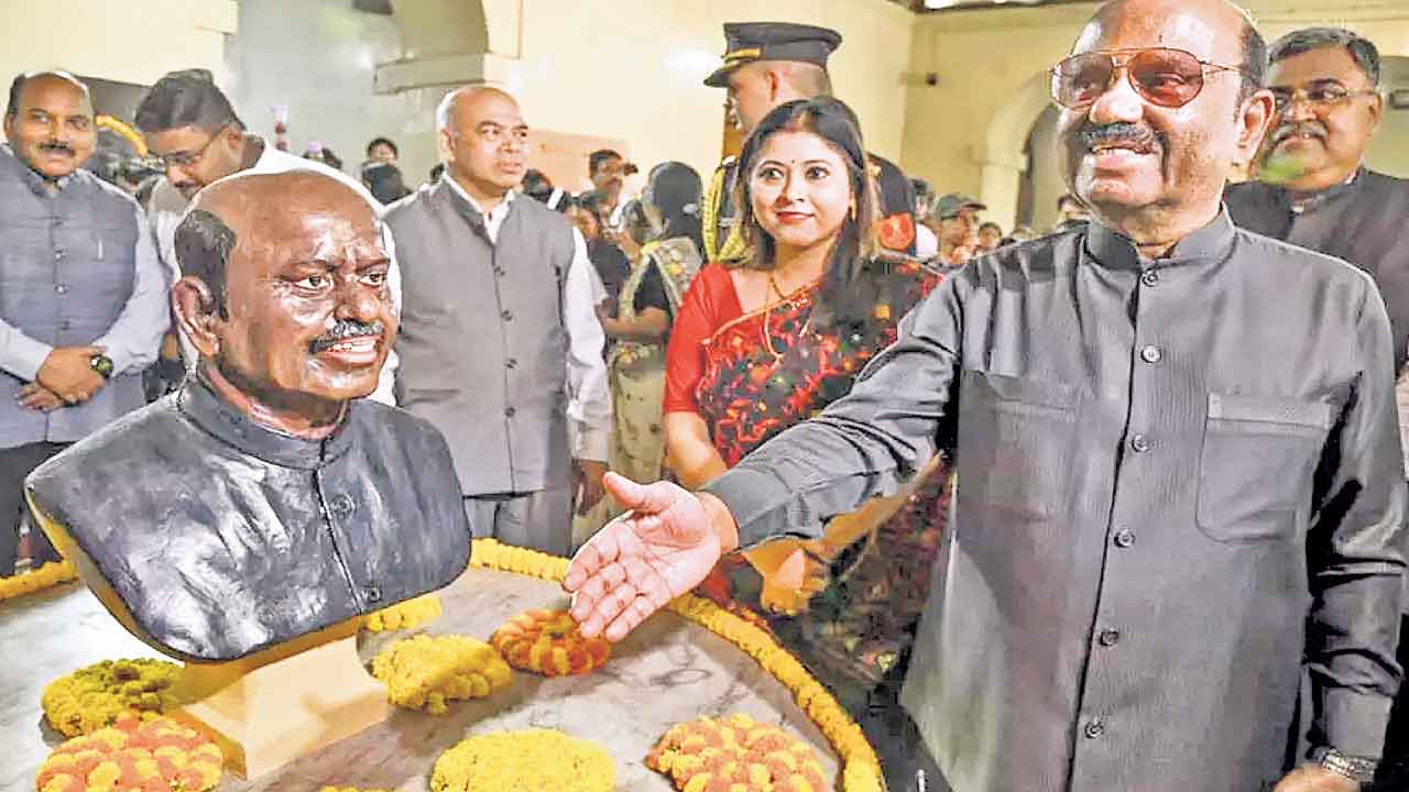 తన విగ్రహాన్ని తానే ఆవిష్కరించిన గవర్నర్‌