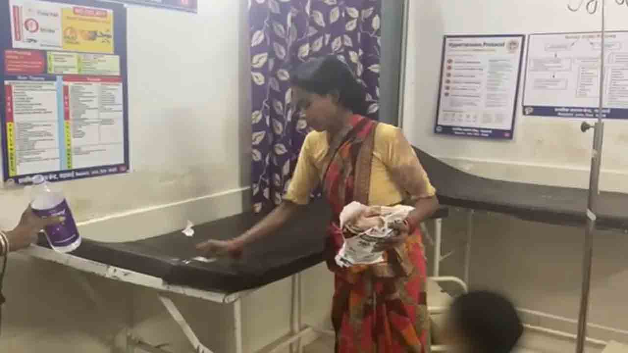 Woman Made to Clean Hospital Bed | హాస్పిటల్‌లో వ్యక్తి మృతి.. మృతుడి భార్యతో బెడ్‌ క్లీన్‌   చేయించిన సిబ్బంది