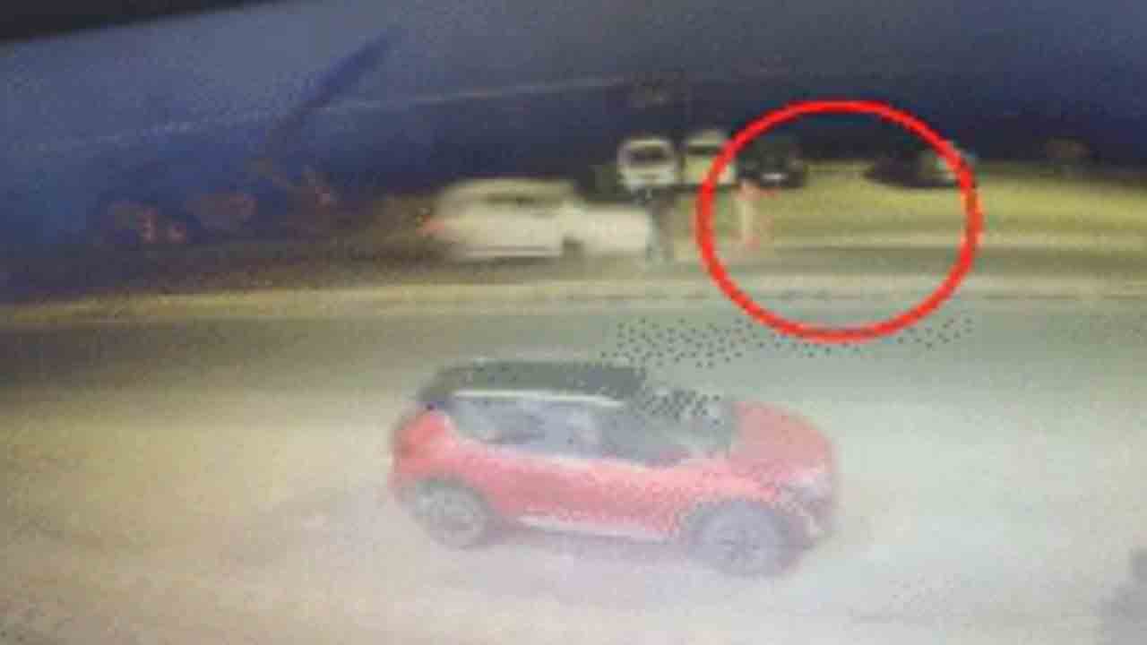 Watch: భర్త, కుమారుడితో కలిసి రోడ్డు దాటుతున్న మహిళ.. తర్వాత ఏం జరిగిందంటే?