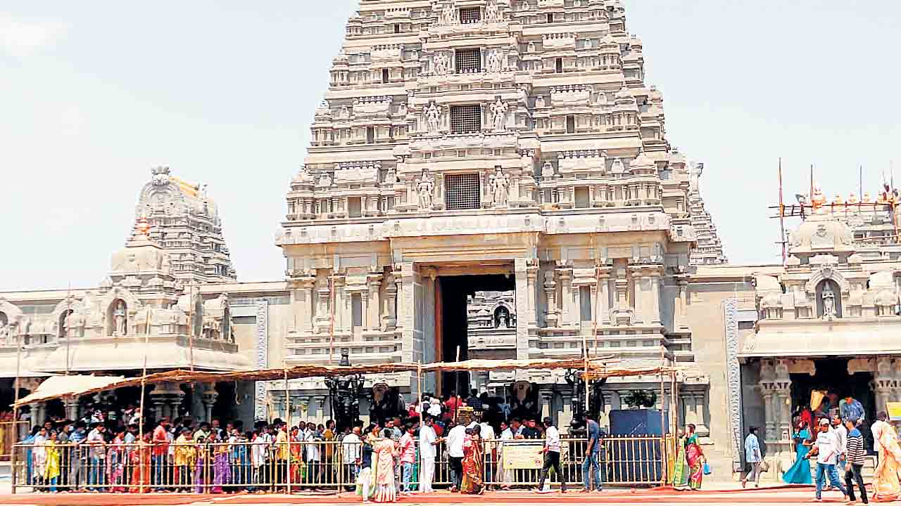 టీటీడీ తరహాలో గుట్టలో బోర్డు