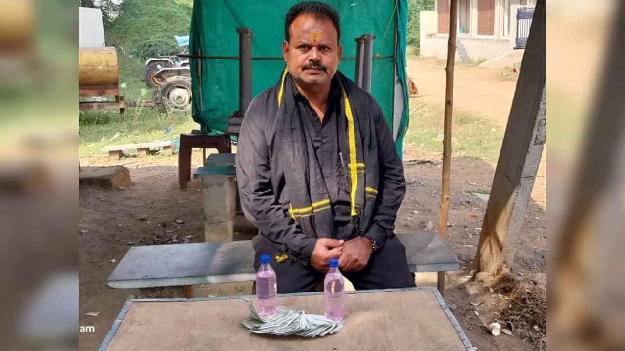 Peddapalli | రోడ్డుపైనే లంచం తీసుకుంటూ ఏసీబీకి చిక్కిన ఇరిగేషన్ అధికారి