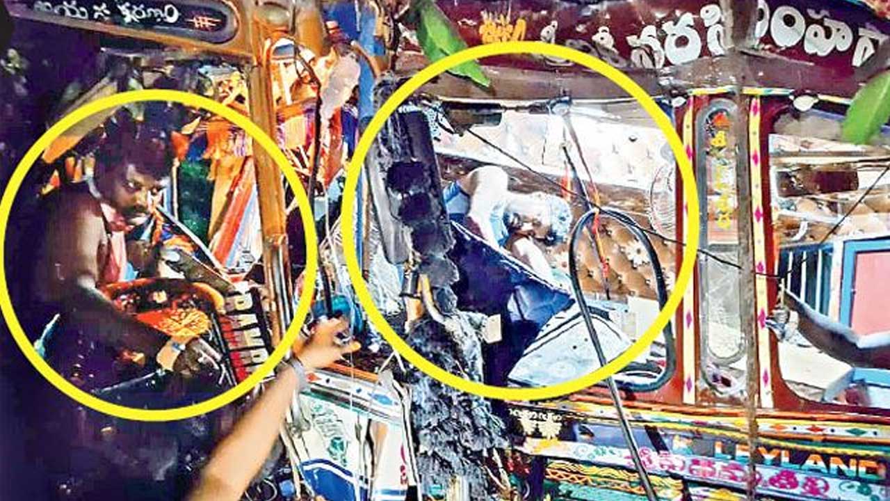 Road Accident | కురవి వద్ద రెండు లారీలు ఢీ.. 3 గంటలపాటు ఇద్దరు డ్రైవర్ల నరక యాతన