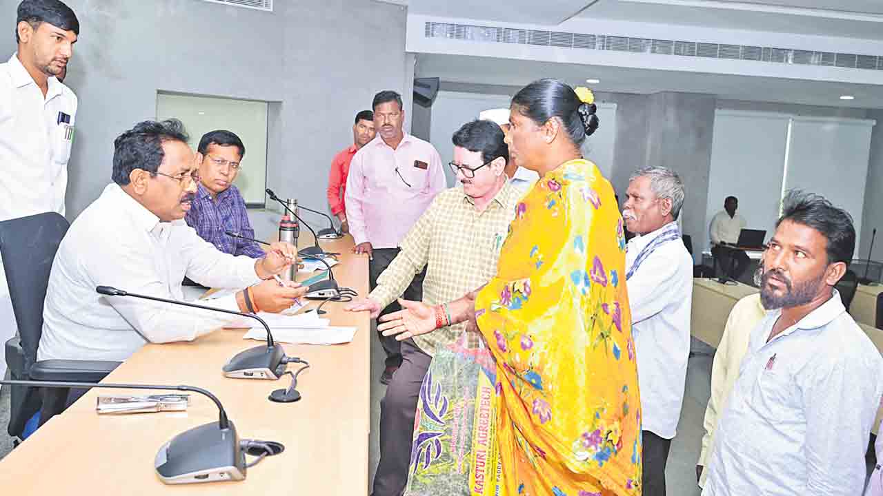 జవాబుదారీగా అధికారులు పనిచేయాలి