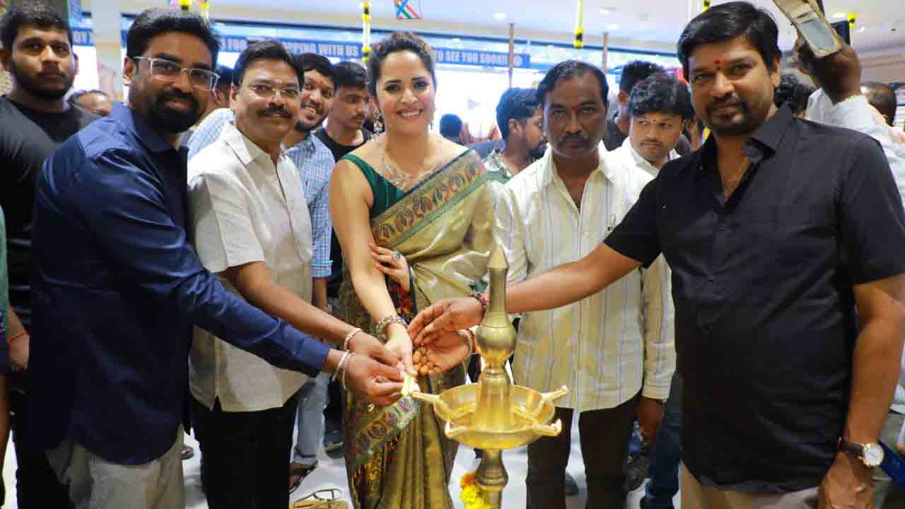 Anasuya | వనపర్తిలో నటి అనసూయ సందడి..