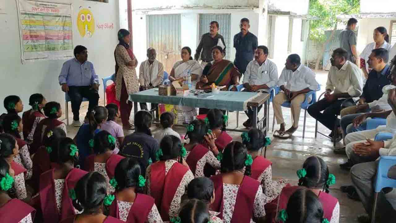 Ashram school | ఆశ్ర‌మ పాఠ‌శాల‌లో 60 మంది అమ్మాయిల‌కు అస్వ‌స్థ‌త‌.. బీఆర్ఎస్ ఎమ్మెల్యే కోవా ల‌క్ష్మీ ప‌రామ‌ర్శ‌