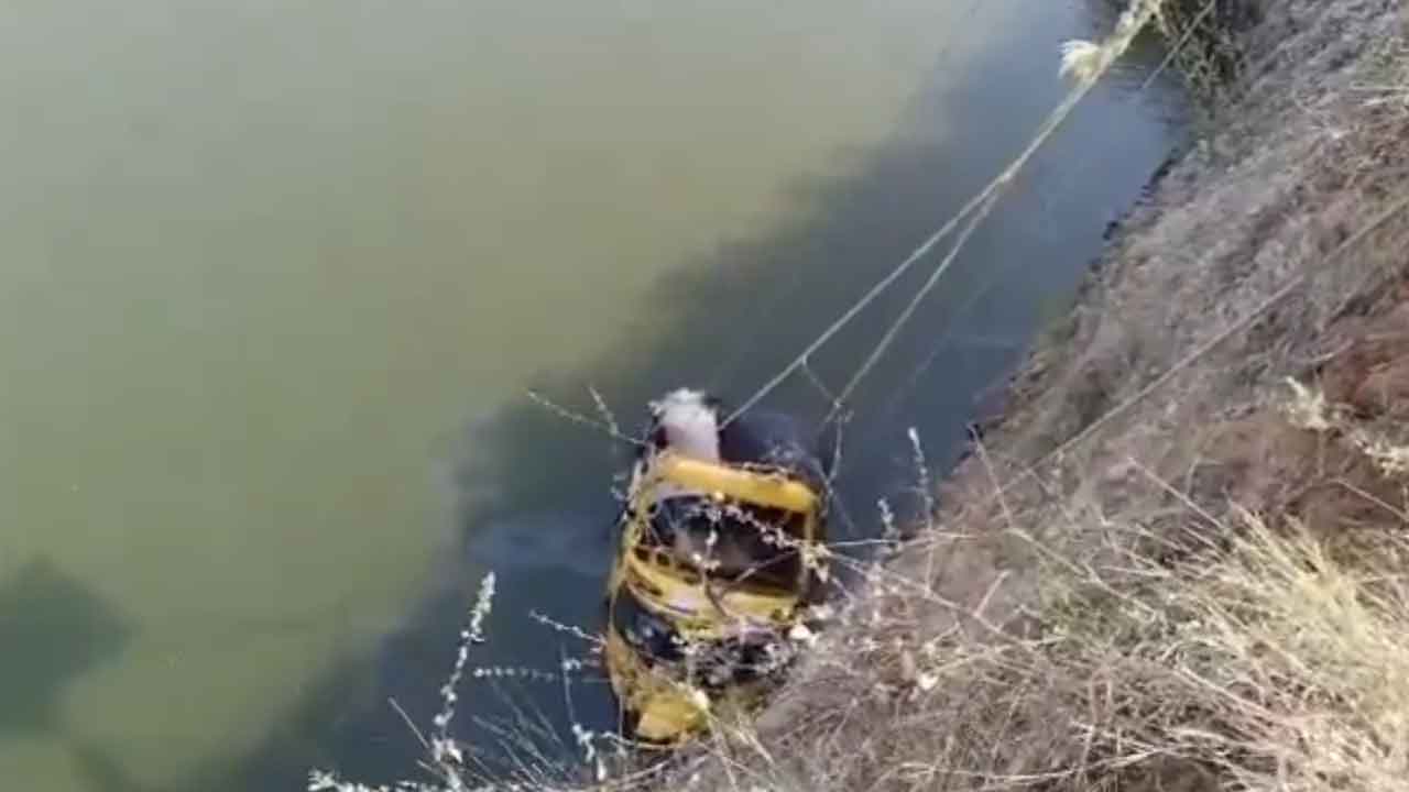 Adilabad | గుంతలో పడిన ఆటో.. మహిళ మృతి, మరో ముగ్గురికి తీవ్ర గాయాలు