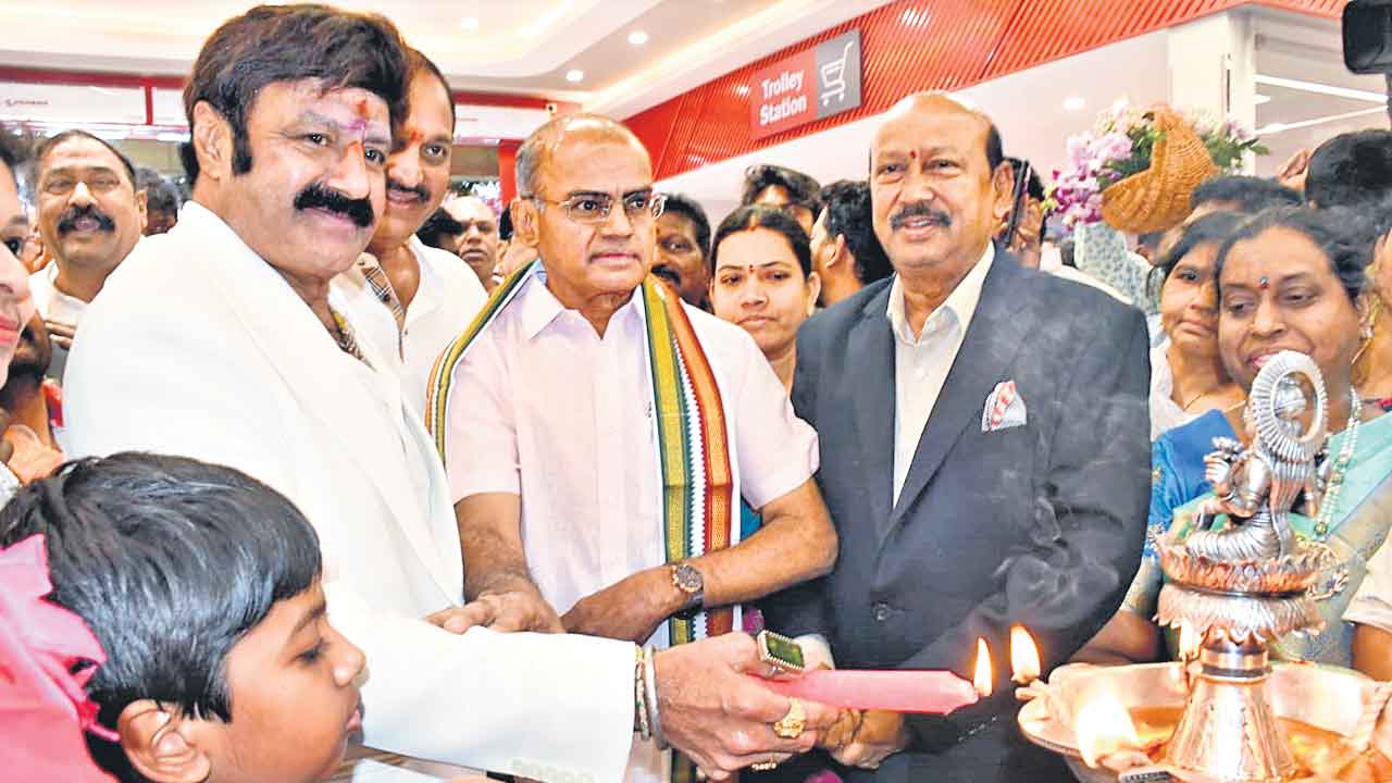 నాచారంలో వాల్యూజోన్‌ హైపర్‌ మార్కెట్‌