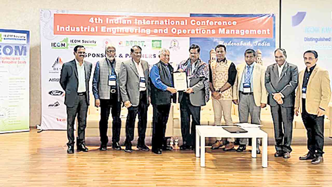 యువత అన్ని రంగాల్లో రాణించాలి