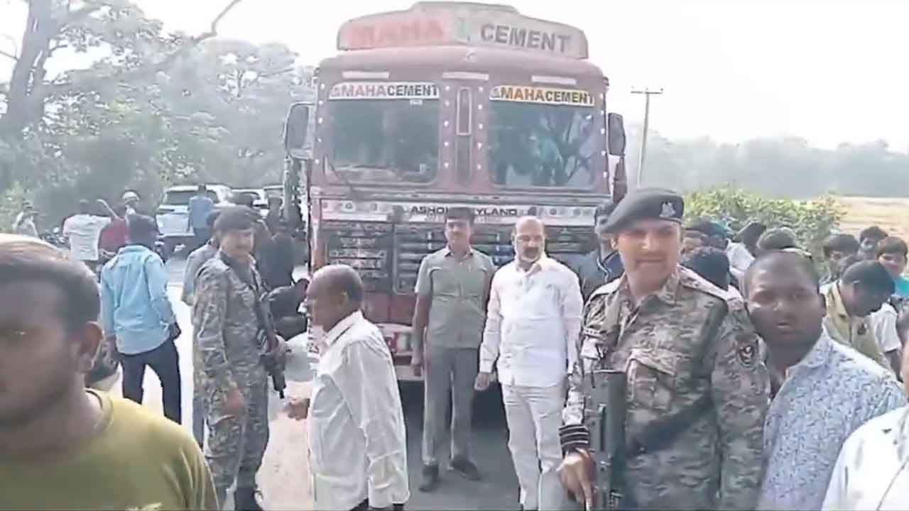 Bandi Sanjay | లారీ కిందకు దూసుకెళ్లిన యువతి.. మానవత్వాన్ని చాటుకున్న కేంద్ర మంత్రి బండి సంజయ్