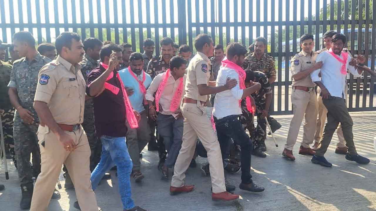 Basara | బాసర ట్రిపుల్ ఐటీని ముట్టడించిన బీఆర్ఎస్వీ నాయకులు.. అరెస్ట్ చేసిన పోలీసులు