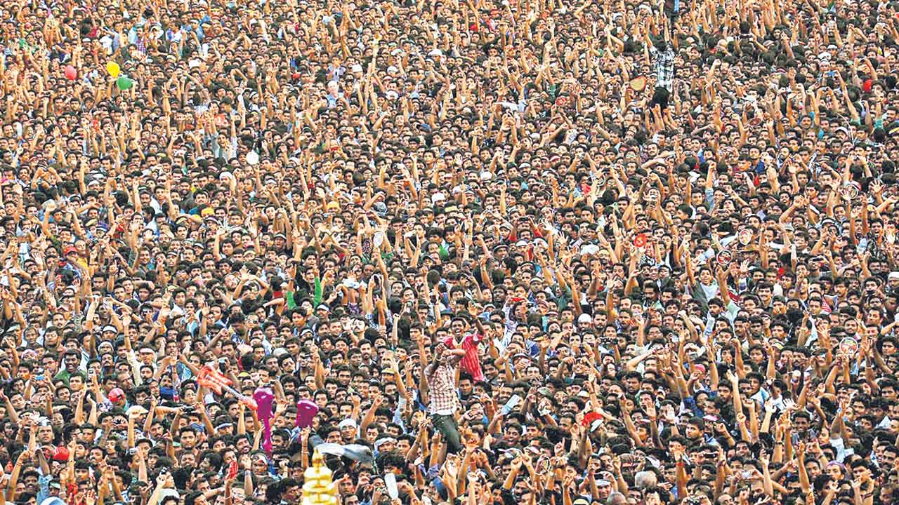 Telangana | కులగణన డాటా సేకరణ పత్రాలపై సీఎం, డిప్యూటీ సీఎం ఫొటోలా?.. ఇదేం సర్వే.. ఇదేం పద్ధతి!