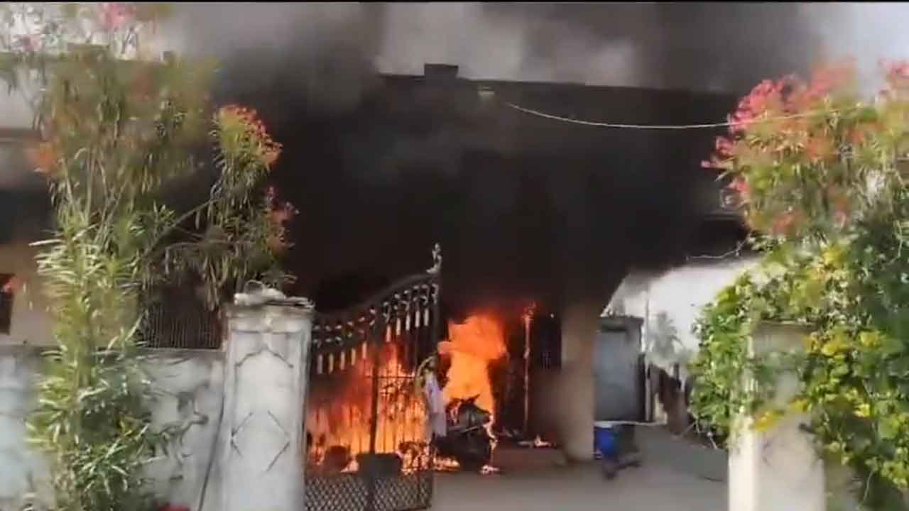 Electric bike | జగిత్యాల జిల్లాలో పేలిన ఎలక్ట్రిక్ బైక్ : వీడియో