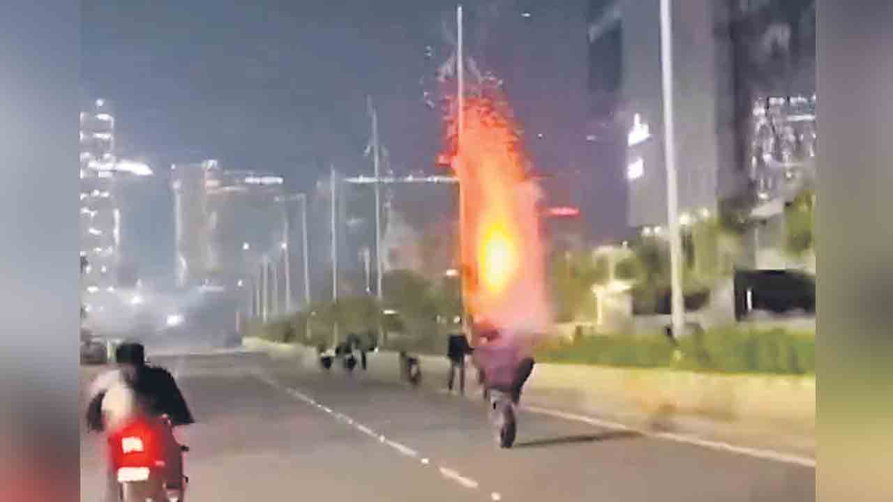 విన్యాసాలు చేసి.. పటాకులు కాల్చి..